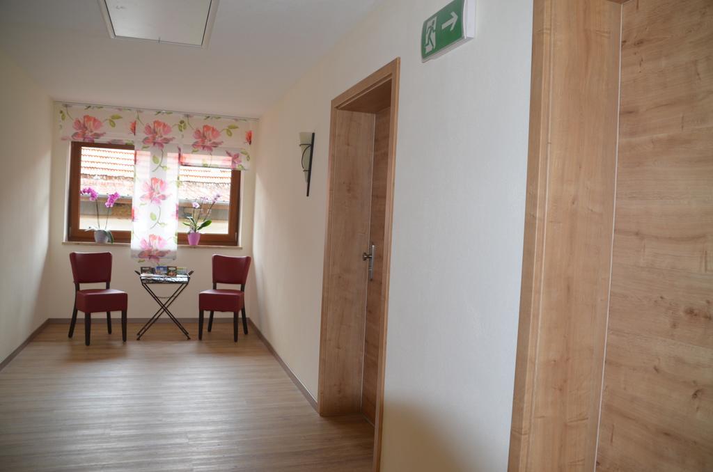 ลันด์โฮเทล ซุม อัดเลอร์ Hotel Oberbechingen ภายนอก รูปภาพ