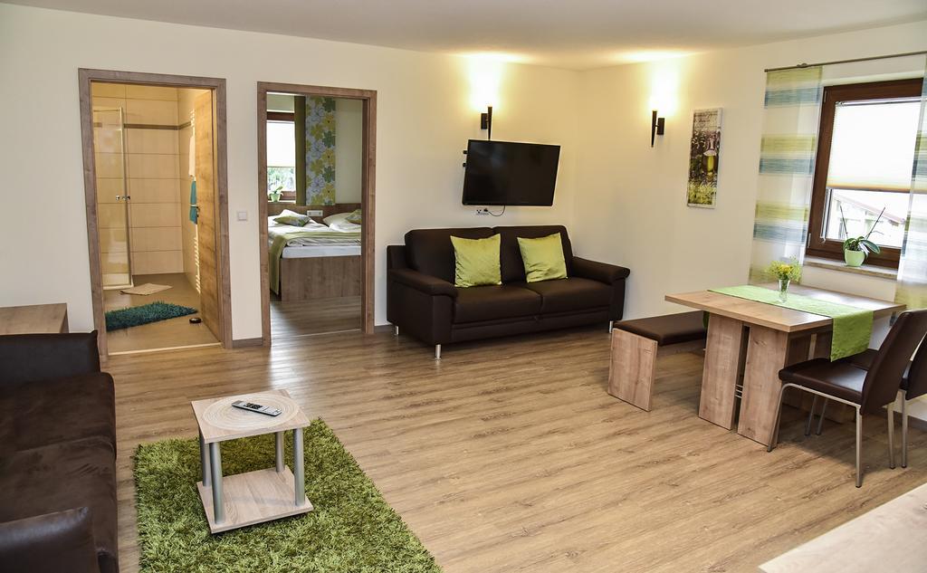 ลันด์โฮเทล ซุม อัดเลอร์ Hotel Oberbechingen ภายนอก รูปภาพ