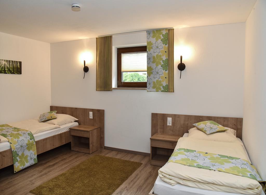 ลันด์โฮเทล ซุม อัดเลอร์ Hotel Oberbechingen ภายนอก รูปภาพ