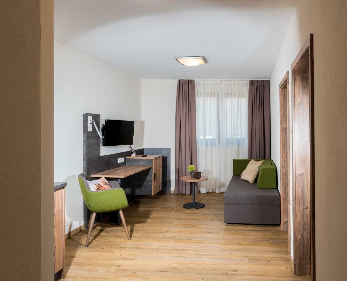 ลันด์โฮเทล ซุม อัดเลอร์ Hotel Oberbechingen ภายนอก รูปภาพ