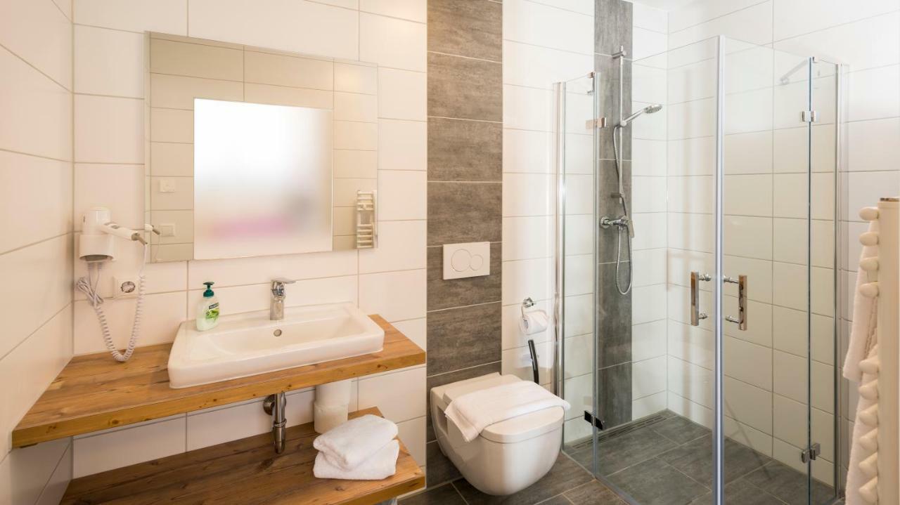 ลันด์โฮเทล ซุม อัดเลอร์ Hotel Oberbechingen ภายนอก รูปภาพ