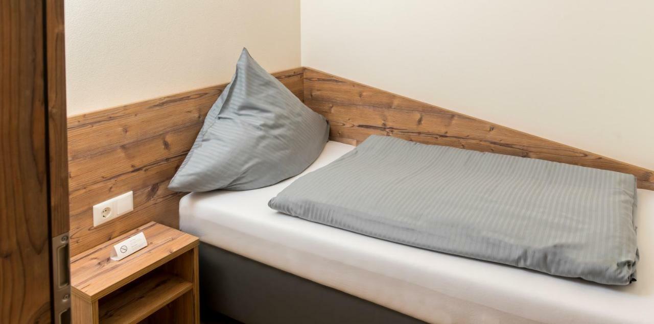 ลันด์โฮเทล ซุม อัดเลอร์ Hotel Oberbechingen ภายนอก รูปภาพ