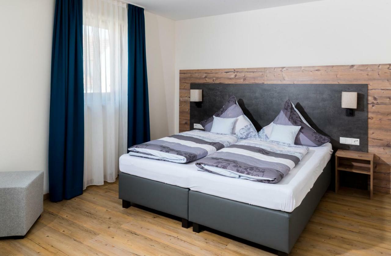 ลันด์โฮเทล ซุม อัดเลอร์ Hotel Oberbechingen ภายนอก รูปภาพ